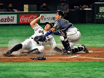 梅野隆太郎「扇の要の“感じる力”」～兄貴分が示す日本一への道～＜Number Web＞ photograph by Hideki Sugiyama