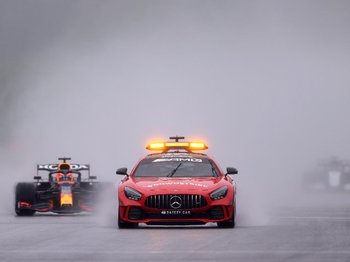 「それでも、スタートしたのは…」ハミルトンが“金儲け最優先”を痛烈批判  “雨中の強行”2周でレース成立のベルギーGP舞台裏＜Number Web＞ photograph by Getty Images