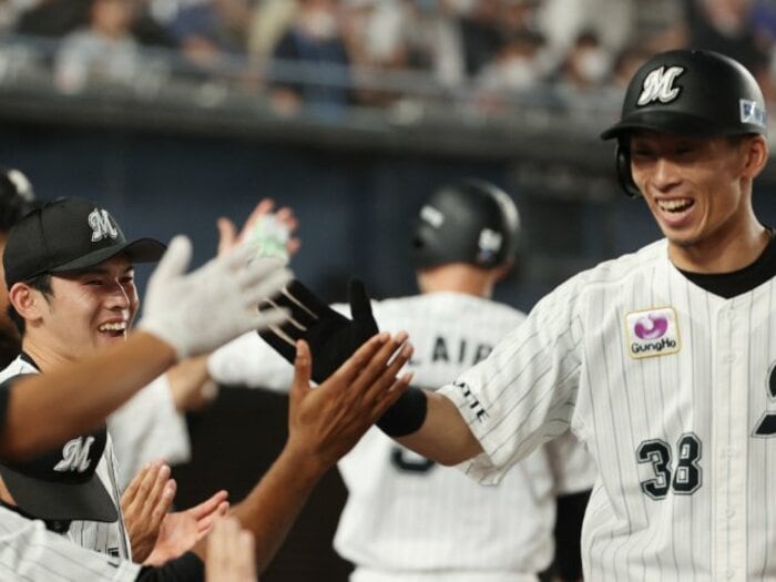 「え、朗希が飲んだ！」佐々木朗希が見せたドジャース入団前の“覚悟”ロッテ・高部瑛斗が語る「送別会秘話」プレゼントに込めた意味は…＜Number Web＞ photograph by JIJI PRESS