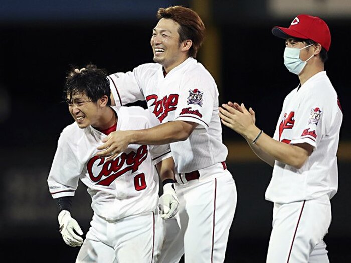 初サヨナラ打で涙のカープ上本崇司。「こんなに試合に出るのは初めて」<Number Web> photograph by Kyodo News