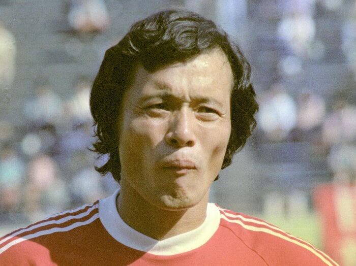 「キーパー、指、裂けとったからね」衝撃の破壊力…釜本邦茂が“史上最高のストライカー”になるまで「修羅場でも絶対に狂わない」「恐ろしい後輩」＜Number Web＞ photograph by KYODO