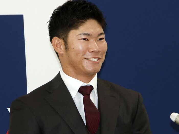 捕手専念で来季年俸1億円突破のカープ坂倉将吾を、捕手一番手に導いた「光のような存在」とは<Number Web> photograph by JIJI PRESS