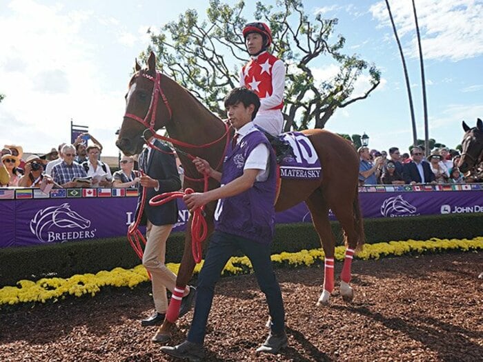 世界の名騎手が次々と「ユタカ!!」。武豊が鞭1本で海外挑戦し続ける理由。＜Number Web＞ photograph by Satoshi Hiramatsu