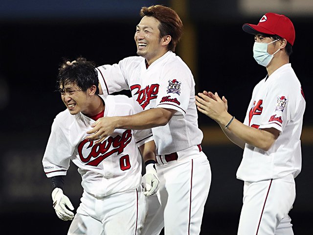 初サヨナラ打で涙のカープ上本崇司。「こんなに試合に出るのは初めて