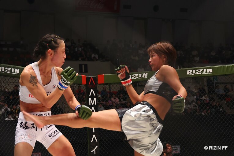 RENAvsシン・ユリ　©RIZIN FF