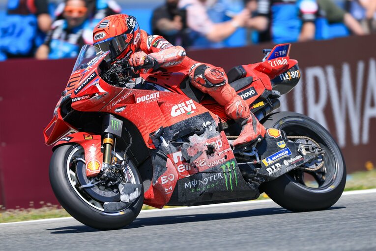 スペインGP決勝レースで転倒後、傷ついたマシンで再スタートを切ったマルク　©Satoshi Endo