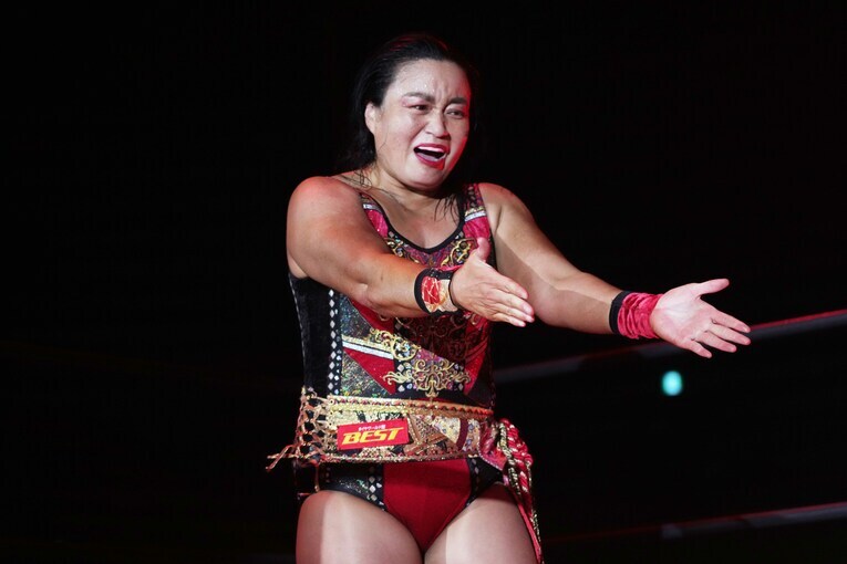 荒井優希を讃える里村明衣子　©Essei Hara