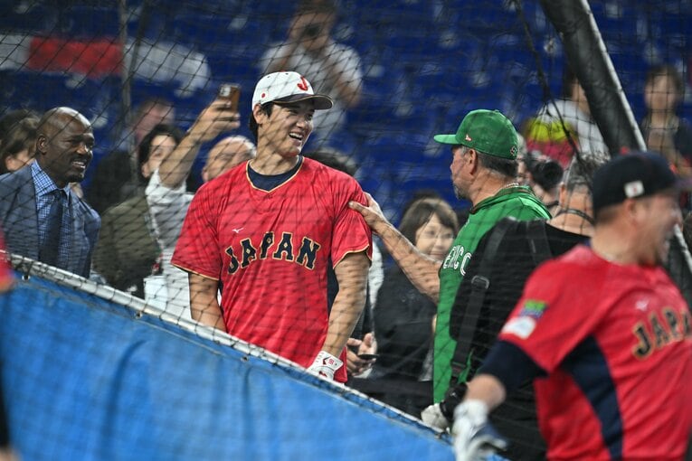 メキシコ戦前、声をかけられる大谷　©Naoya Sanuki