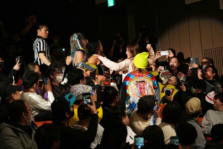 客席に座っていたウナギ・サヤカの助っ人が里村明衣子に一撃　©Essei Hara