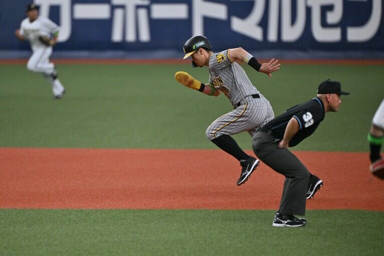 5回に先頭打者で出塁するとすかさず二盗を決めた佐藤輝明（1枚目／全3枚中）©︎Hideki Sugiyama