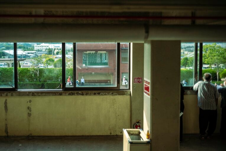 レトロな空気をまとう佐賀競馬場の一角　©Takuya Sugiyama