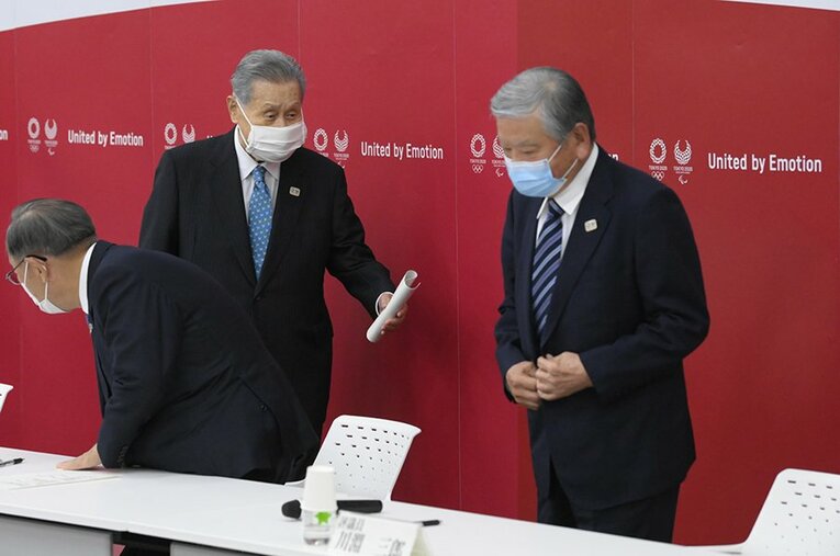 東京五輪・パラリンピック組織委の評議員会と理事会の合同懇談会前に言葉を交わす森喜朗会長（左）と川淵三郎氏 ／ photograph by SANKEI SHINBUN