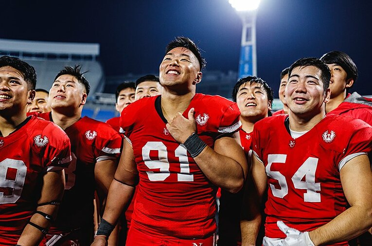 最終戦後、笑顔を浮かべる宮川泰介ら選手たち。彼らは純粋に試合にフォーカスした一方で、時代と部の変容をどう感じていたのだろうか。 ／ photograph by Kiichi Matsumoto