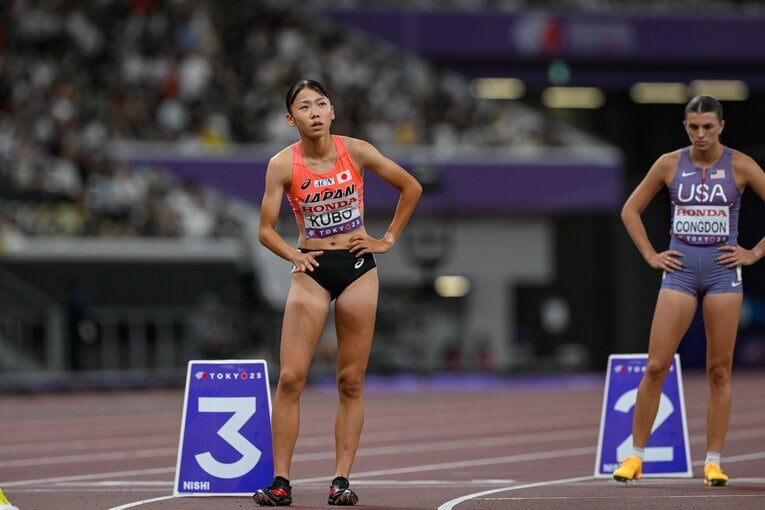 【世界陸上女子800m予選】スタートを待つ17歳の久保凛（連続写真2枚目／4枚）　©Nanae Suzuki