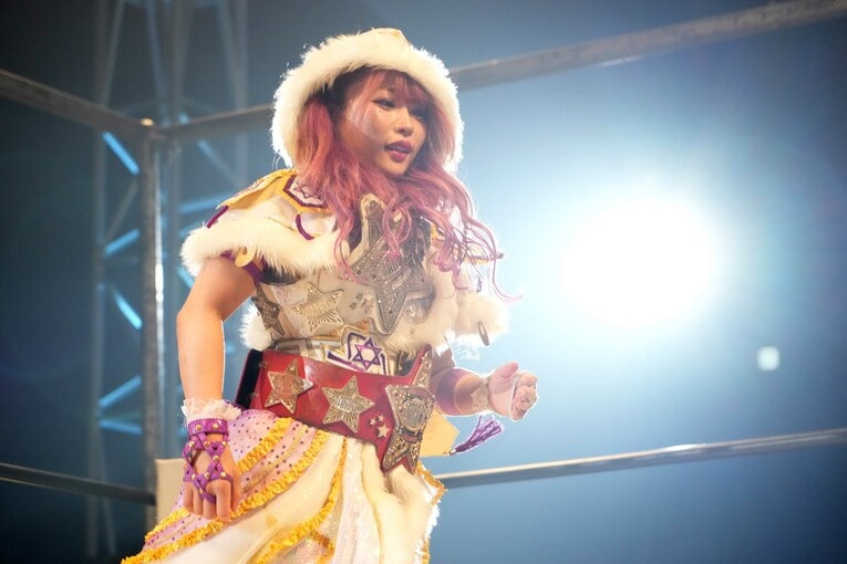 赤いベルトと白いベルトの二冠王者・中野たむ