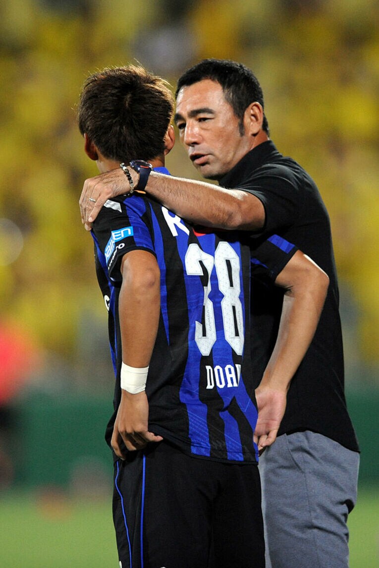 堂安に指示を送る長谷川健太監督（2017年）©Getty Images