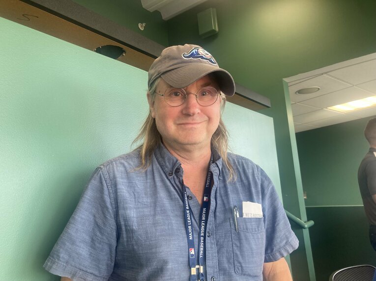 吉田正尚の貢献度を分析したデビッド・ローリラ記者（筆者撮影）