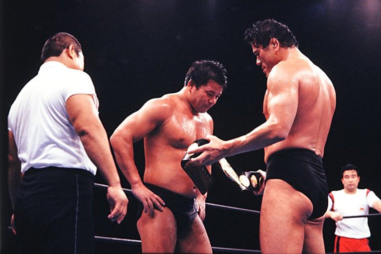 60分時間切れの引き分けに終わり、藤波が防衛に成功。師匠からベルトを受け取った　©︎Yukio Hiraku/AFLO