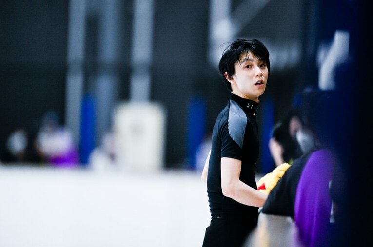 公開練習中、笑顔を見せながらもリンクは緊張感に満ちていた。羽生自身にとって今回の公開練習はどのような意味を持つものだったのか ／ photograph by Asami Enomoto