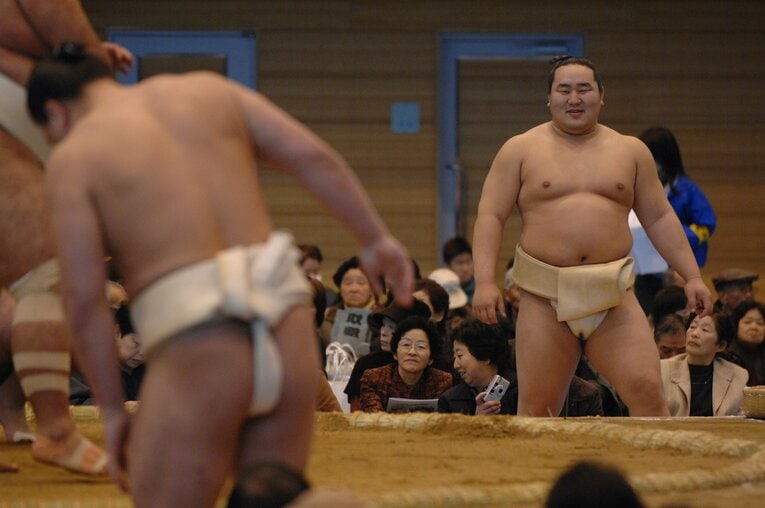 巡業中のレアな姿と綱入り　©BUNGEISHUNJU