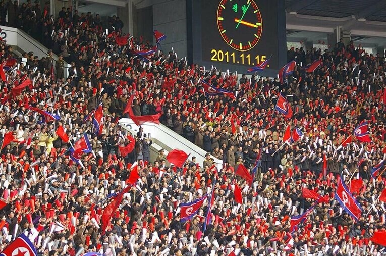 2011年11月14日、サッカーＷ杯3次予選の北朝鮮戦のため、平壌国際空港に到着した遠藤保仁ら日本代表（当時） ／ photograph by 代表撮影／JIJI PRESS