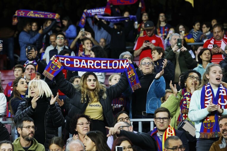 W杯ブラジル戦のウラで「バルサ女子がカンプノウで4万6967人」盛況なワケ… メッシ後に君臨する“女王”、熊谷紗希が見せた悔しさ(6)