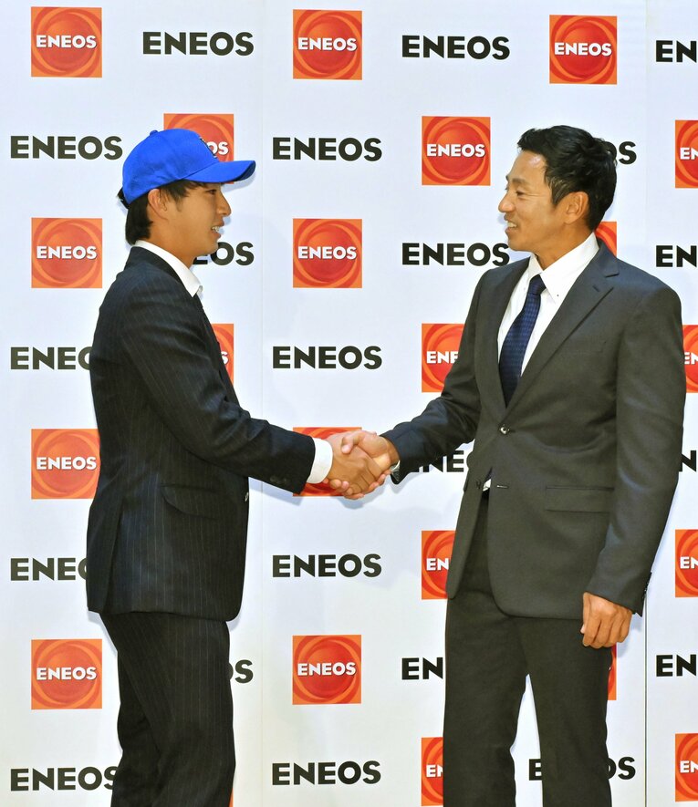 会見場にも登場した父の博文氏　©JIJI PRESS