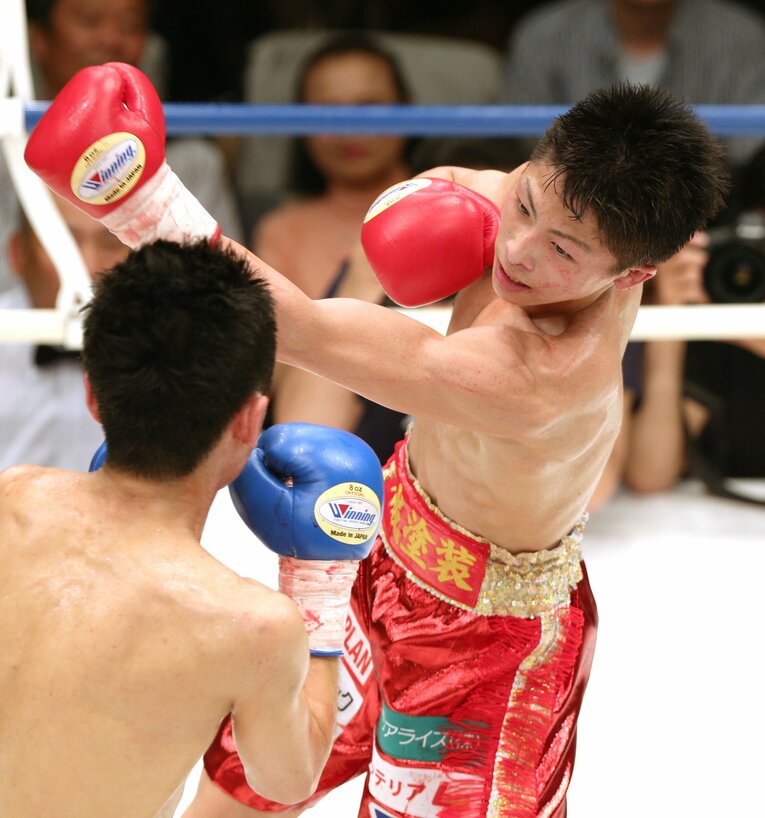 2013年4月、プロ3戦目。日本ライトフライ級1位の佐野友樹と対戦　©JIJI PRESS