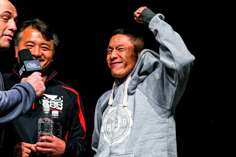 絶対王者デメトリアス・ジョンソンとのUFC世界フライ級タイトルマッチを前に、笑顔で取材に答える堀口恭司　©Susumu Nagao