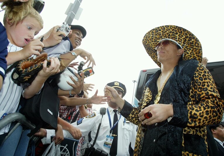 メジャー新人選手の「儀式」。女装コスチュームの松井（2003年）　©Getty Images
