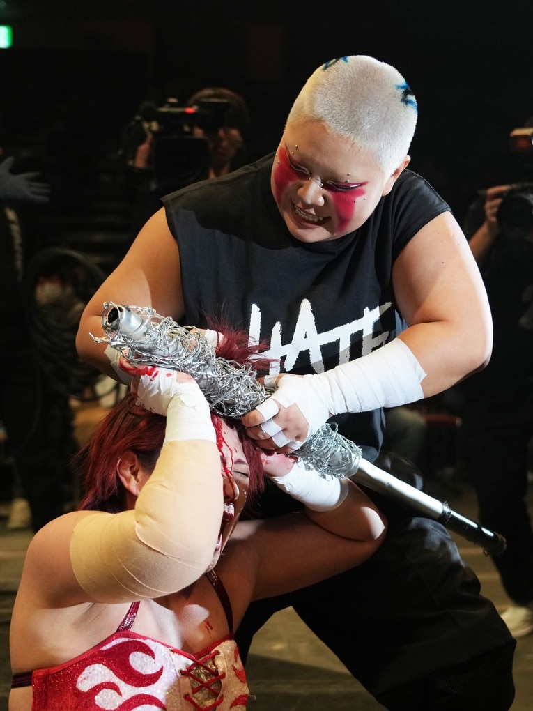 有刺鉄線バットを舞華の頭にこすりつける刀羅ナツコ　©Essei Hara