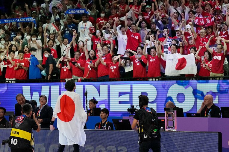 沖縄アリーナの大歓声は追い風となって日本代表の背を押した　©AFLO