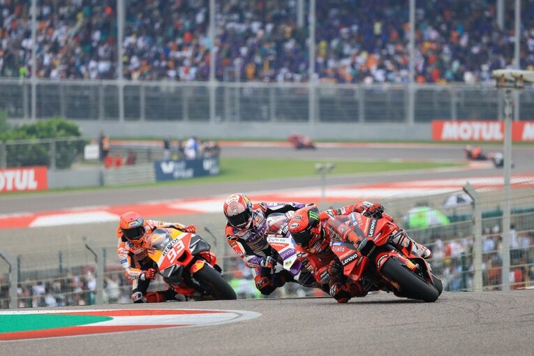 決勝レース序盤は、バニャイヤ、マルティンのドゥカティ勢と互角の走りを披露したマルケス（左）　©Satoshi Endo