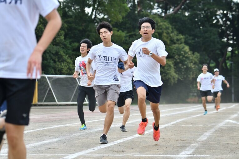 トレーニングに励む現在の桐朋中高陸上部のメンバーたち　©Hideki Sugiyama