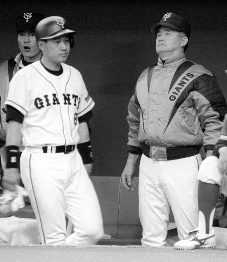 ベンチで浮かない表情の原辰徳　©︎KYODO