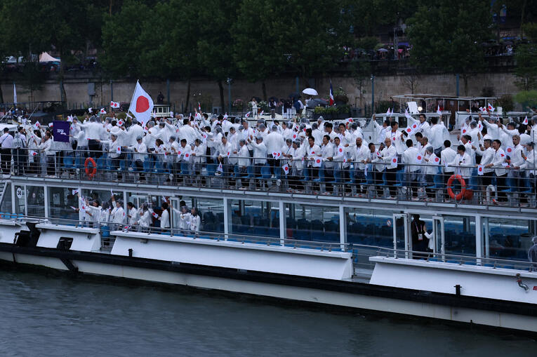 日本選手団の乗った船　©JMPA/PK/AFLO