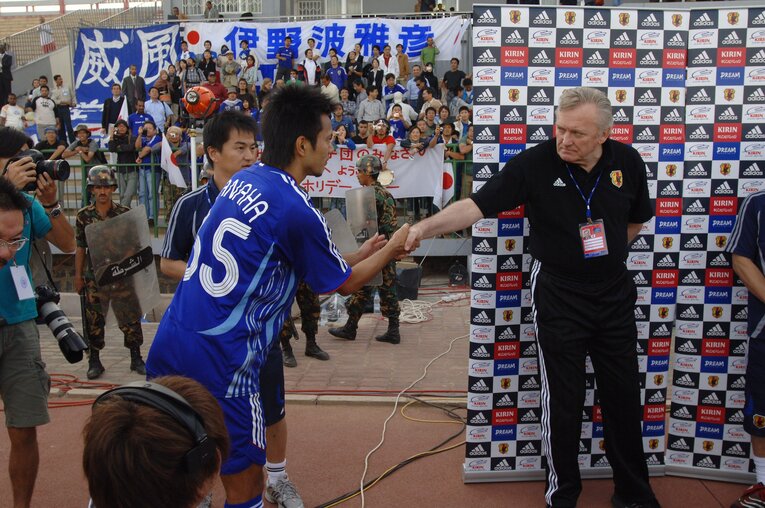 試合後の我那覇とオシム監督　©AFLO