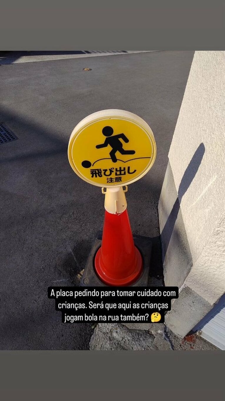 「子供に注意を呼び掛ける標識。日本でも、子供たちは道でボールを蹴るのだろうか？」　※ボンテンポ記者のインスタグラムより