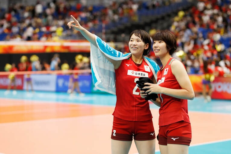 試合後、スタンド席を指差しながら言葉をかわす古賀紗理那と石井優希（2018年世界バレー）©︎Naoki Morita/AFLO SPORT