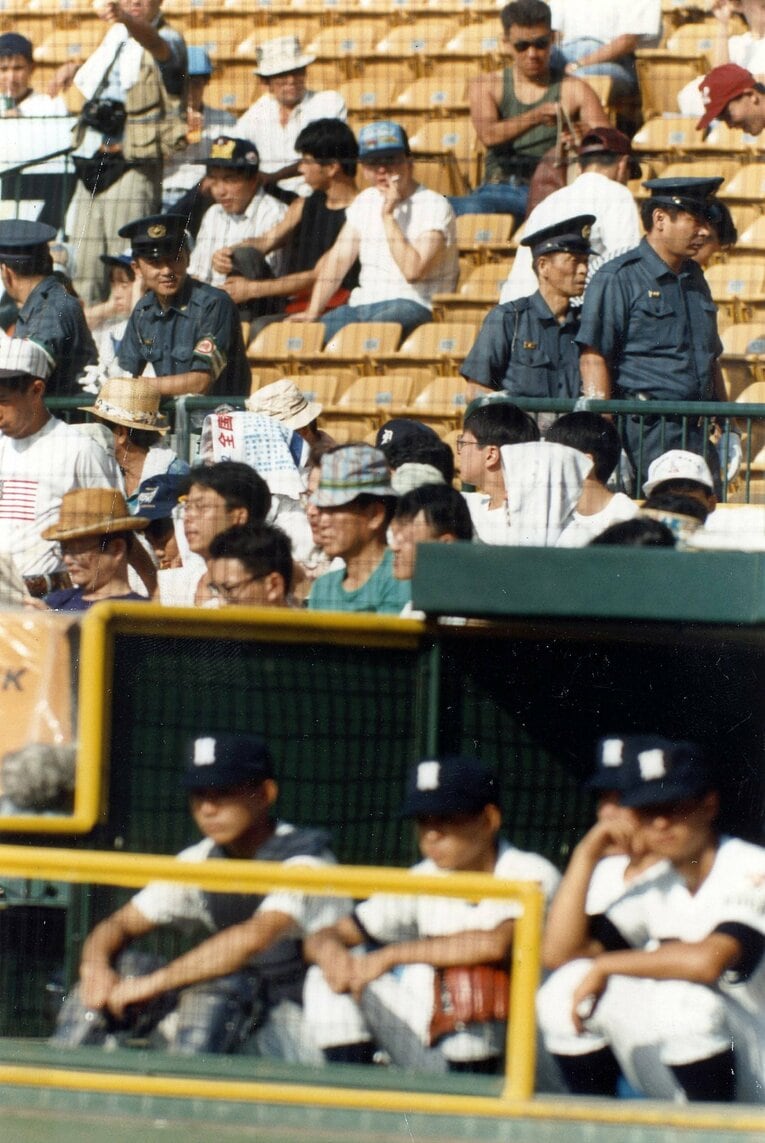 1992年夏の甲子園。3回戦の対広島工戦で明徳ベンチを警戒する警察官の姿 　©Sankei Shimbun