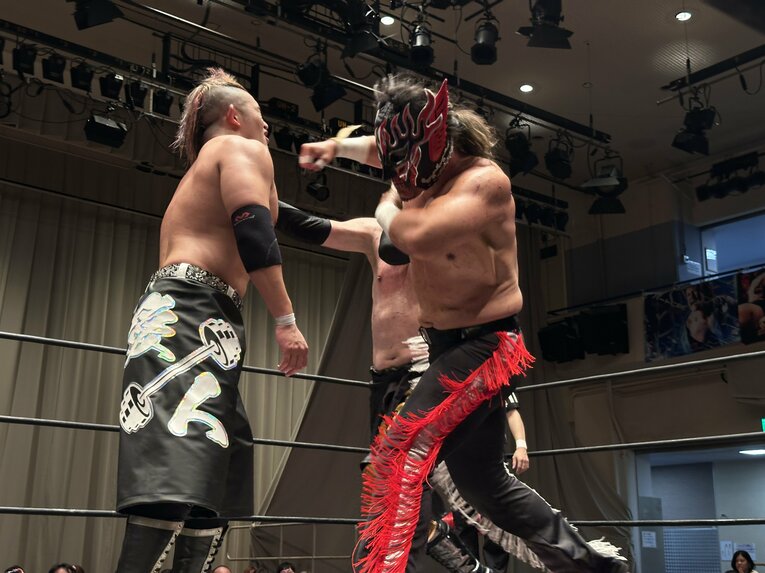 スワイプすると「エル・デスペラードvs葛西純」など激闘写真をご覧になれます　©Norihiro Hashimoto