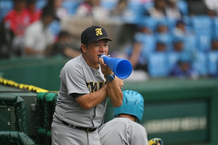 決勝・慶応戦での仙台育英・須江監督。試合中は笑顔も見える　©Hideki Sugiyama