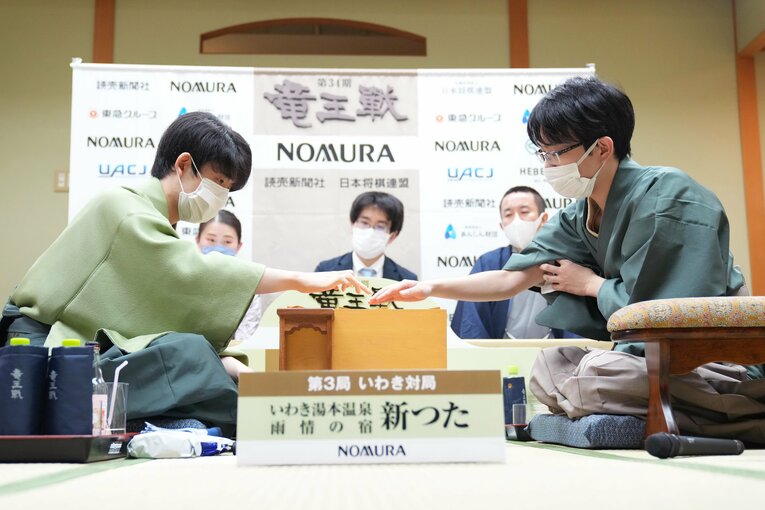 のちにタイトル戦を争うことになった両者（代表撮影）　©JIJI PRESS