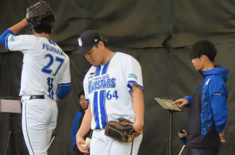 タブレットの調整をする藤井氏　©Kou Hiroo