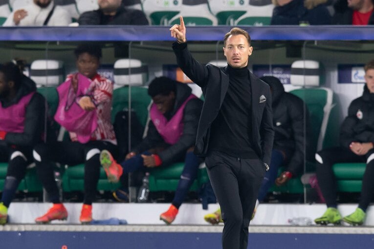 ベンチ前で指示を出す所作にも雰囲気を感じるマティアス・ヤイスレ監督（33歳）　©︎Getty Images