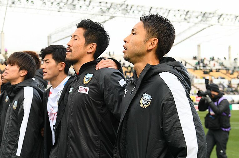 安定した決定力を発揮するストライカー小林悠。そして新井章太（右から2人目）も川崎に不可欠な存在だ。 ／ photograph by J.LEAGUE