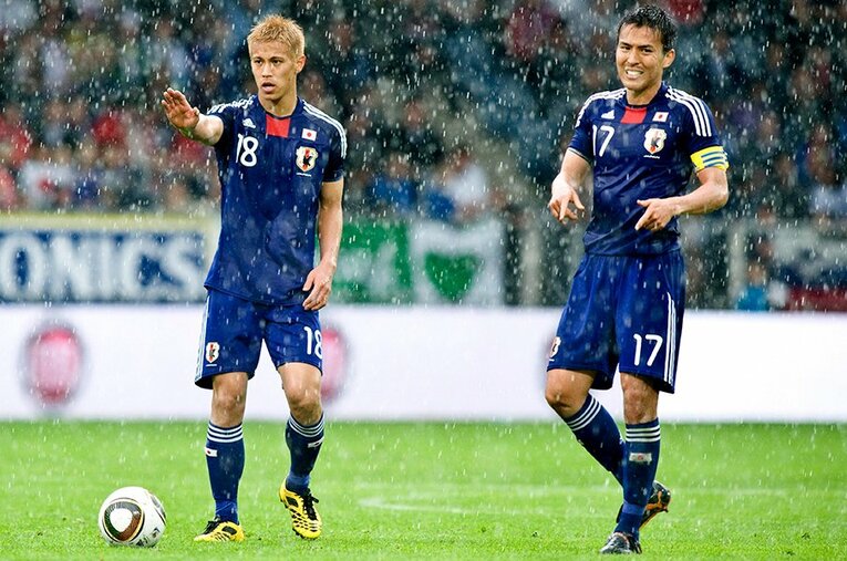 2010年5月、イングランド戦の本田圭佑と長谷部誠。日本代表キャプテンになる前の、2人の秘話とは ／ photograph by Enrico Calderoni/AFLO