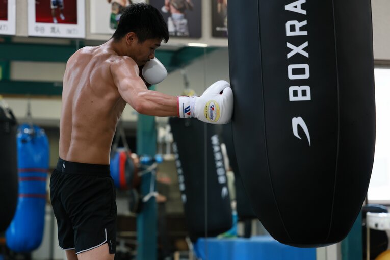 ドラムミットに強烈なパンチを打ち込む中谷　©︎Shigeki Yamamoto