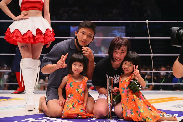 リングで家族と笑顔を見せた大島　©RIZIN FF
