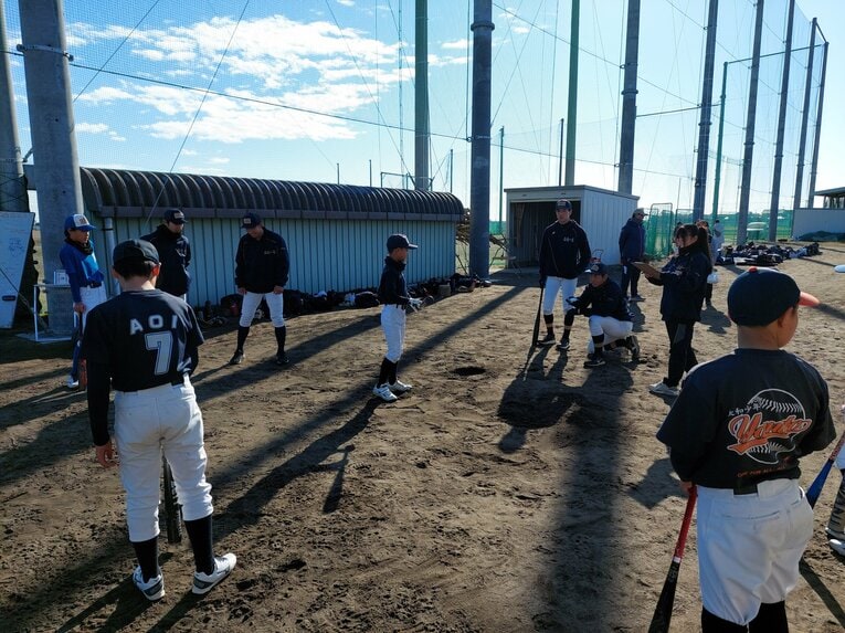 地元の小学生向けに野球教室を行う仙台一高野球部ナイン　©NumberWeb